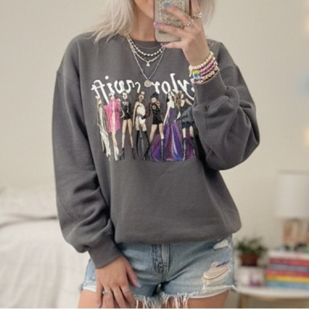 TAYLOR SWIFT The Eras Tour Multi-Era Graphic Crewneck Charcoal Gray L Folklore‎